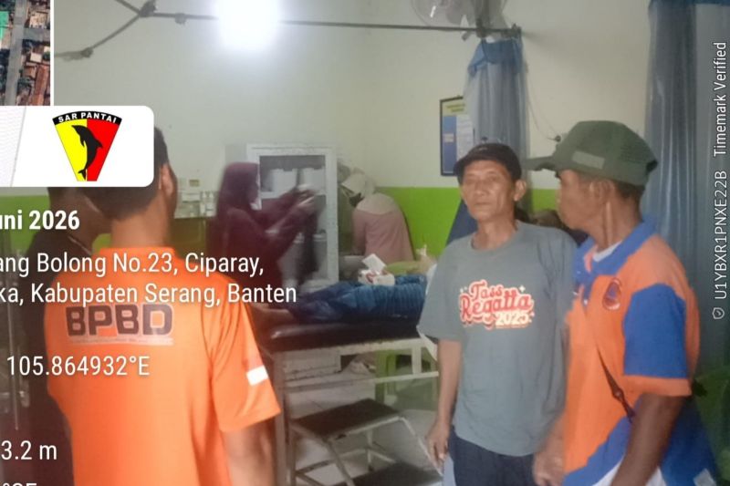 Tim SAR mengevakuasi seorang wisatawan lansia terseret ombak dan arus kuat di Pantai Elpukara, kawasan wisata Anyer, Kabupaten Serang, Banten. Foto Antara