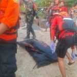 Tim Pencarian dan Pertolongan atau SAR Gabungan mengevakuasi jenazah wisatawan warga Jakarta terseret ombak di Pantai Cihara Kabupaten Lebak, Banten. Foto Antara