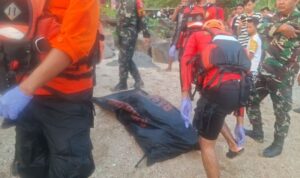 Tim Pencarian dan Pertolongan atau SAR Gabungan mengevakuasi jenazah wisatawan warga Jakarta terseret ombak di Pantai Cihara Kabupaten Lebak, Banten. Foto Antara