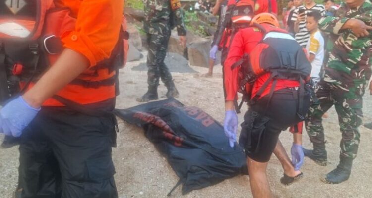 Tim Pencarian dan Pertolongan atau SAR Gabungan mengevakuasi jenazah wisatawan warga Jakarta terseret ombak di Pantai Cihara Kabupaten Lebak, Banten. Foto Antara