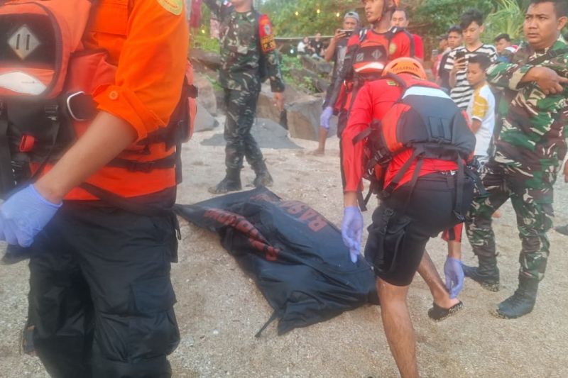 Tim Pencarian dan Pertolongan atau SAR Gabungan mengevakuasi jenazah wisatawan warga Jakarta terseret ombak di Pantai Cihara Kabupaten Lebak, Banten. Foto Antara