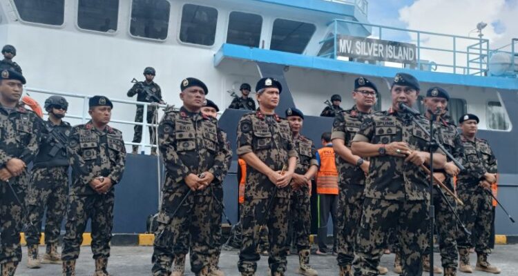 Direktur Jenderal PSDKP, Pung Nugroho Saksono (Ipunk) memberikan keterangan kepada wartawan usai yang mengangkut 1,2 ton ikan Napoleon secara ilegal menuju luar negeri. Foto Antara