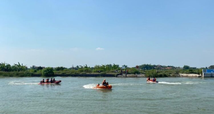 Tim SAR gabungan melakukan pencarian pemancing yang tenggelam di Sungai Kalijajar, Kabupaten Demak, Rabu. Foto Antara