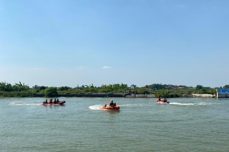 Tim SAR gabungan melakukan pencarian pemancing yang tenggelam di Sungai Kalijajar, Kabupaten Demak, Rabu. Foto Antara