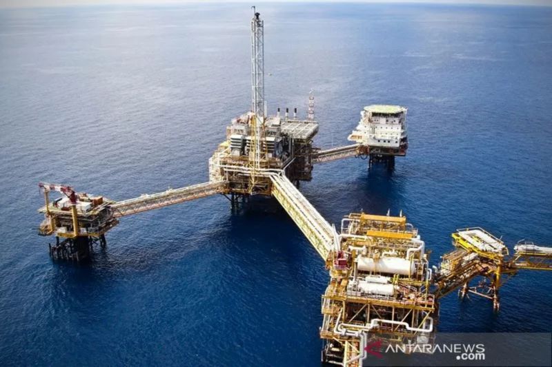 Ilustrasi - Pengilangan minyak lepas pantai. Foto Antara