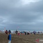 Wisatawan mengunjungi destinasi wisata Pantai Pangandaran, Kabupaten Pangandaran, Jawa Barat. Foto Antara