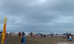 Wisatawan mengunjungi destinasi wisata Pantai Pangandaran, Kabupaten Pangandaran, Jawa Barat. Foto Antara
