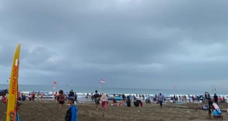 Wisatawan mengunjungi destinasi wisata Pantai Pangandaran, Kabupaten Pangandaran, Jawa Barat. Foto Antara