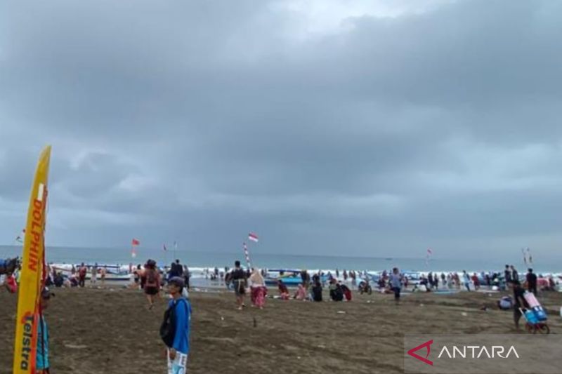 Wisatawan mengunjungi destinasi wisata Pantai Pangandaran, Kabupaten Pangandaran, Jawa Barat. Foto Antara Wisatawan mengunjungi destinasi wisata Pantai Pangandaran, Kabupaten Pangandaran, Jawa Barat. Foto Antara