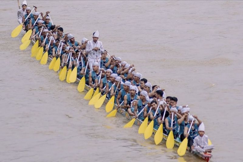 Jalur Putri Anggun Sibiran Tulang dari Desa Banjar Padang, Kecamatan Kuantan Mudik yang menjadi juara Festival Pacu Jalur tahun 2024. Foto Antara Jalur Putri Anggun Sibiran Tulang dari Desa Banjar Padang, Kecamatan Kuantan Mudik yang menjadi juara Festival Pacu Jalur tahun 2024. Foto Antara