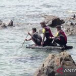 Bripda Armansyah dan Bripda M Andre Saputra menumpangi rakit milik warga menuju kapal nelayan yang tambat di Pulau Marabatuan, Kecamatan Pulau Sembilan, Kabupaten Kotabaru, Kalimantan Selatan. Foto Antara