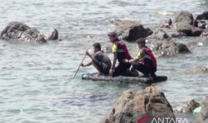 Bripda Armansyah dan Bripda M Andre Saputra menumpangi rakit milik warga menuju kapal nelayan yang tambat di Pulau Marabatuan, Kecamatan Pulau Sembilan, Kabupaten Kotabaru, Kalimantan Selatan. Foto Antara