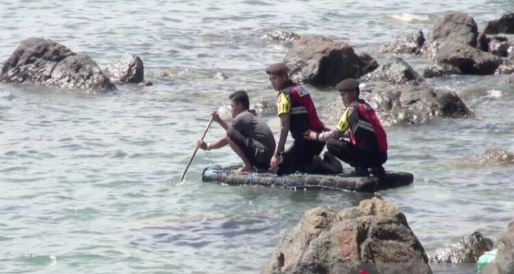 Bripda Armansyah dan Bripda M Andre Saputra menumpangi rakit milik warga menuju kapal nelayan yang tambat di Pulau Marabatuan, Kecamatan Pulau Sembilan, Kabupaten Kotabaru, Kalimantan Selatan. Foto Antara