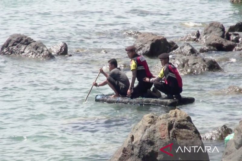 Bripda Armansyah dan Bripda M Andre Saputra menumpangi rakit milik warga menuju kapal nelayan yang tambat di Pulau Marabatuan, Kecamatan Pulau Sembilan, Kabupaten Kotabaru, Kalimantan Selatan. Foto Antara