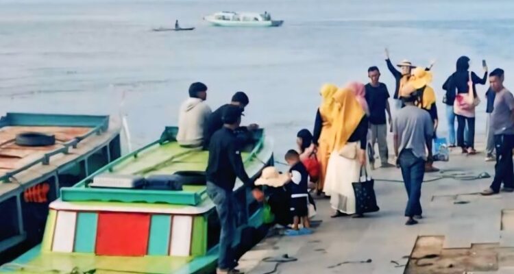 Aktifitas di Dermaga Danau Ranau, Kabupaten Ogan Komering Ulu (OKU) Selatan, Sumatera Selatan, mulai ramai pengunjung, Minggu (28/6/2026). Foto Antara