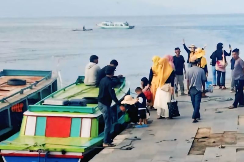 Aktifitas di Dermaga Danau Ranau, Kabupaten Ogan Komering Ulu (OKU) Selatan, Sumatera Selatan, mulai ramai pengunjung, Minggu (28/6/2026). Foto Antara