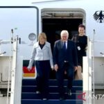Presiden Jerman Frank-Walter Steinmeier (tengah) beserta Ibu Negara Jerman Elke Büdenbender (kiri) menuruni tangga pesawat saat tiba di Pangkalan Udara TNI AU (Lanud) Halim Perdanakusuma, Jakarta, Senin (15/6/2026) dalam rangkaian kunjungan kenegaraan Presiden Steinmeier di Indonesia dan pertemuan bilateral dengan Presiden Prabowo Subianto. Foto Antara