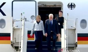 Presiden Jerman Frank-Walter Steinmeier (tengah) beserta Ibu Negara Jerman Elke Büdenbender (kiri) menuruni tangga pesawat saat tiba di Pangkalan Udara TNI AU (Lanud) Halim Perdanakusuma, Jakarta, Senin (15/6/2026) dalam rangkaian kunjungan kenegaraan Presiden Steinmeier di Indonesia dan pertemuan bilateral dengan Presiden Prabowo Subianto. Foto Antara Presiden Jerman Frank-Walter Steinmeier (tengah) beserta Ibu Negara Jerman Elke Büdenbender (kiri) menuruni tangga pesawat saat tiba di Pangkalan Udara TNI AU (Lanud) Halim Perdanakusuma, Jakarta, Senin (15/6/2026) dalam rangkaian kunjungan kenegaraan Presiden Steinmeier di Indonesia dan pertemuan bilateral dengan Presiden Prabowo Subianto. Foto Antara