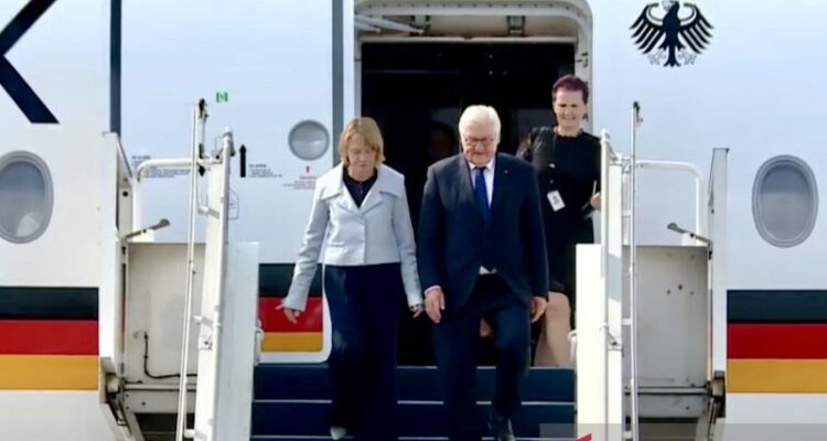 Presiden Jerman Frank-Walter Steinmeier (tengah) beserta Ibu Negara Jerman Elke Büdenbender (kiri) menuruni tangga pesawat saat tiba di Pangkalan Udara TNI AU (Lanud) Halim Perdanakusuma, Jakarta, Senin (15/6/2026) dalam rangkaian kunjungan kenegaraan Presiden Steinmeier di Indonesia dan pertemuan bilateral dengan Presiden Prabowo Subianto. Foto Antara