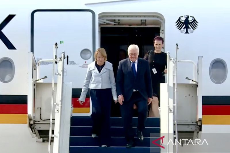 Presiden Jerman Frank-Walter Steinmeier (tengah) beserta Ibu Negara Jerman Elke Büdenbender (kiri) menuruni tangga pesawat saat tiba di Pangkalan Udara TNI AU (Lanud) Halim Perdanakusuma, Jakarta, Senin (15/6/2026) dalam rangkaian kunjungan kenegaraan Presiden Steinmeier di Indonesia dan pertemuan bilateral dengan Presiden Prabowo Subianto. Foto Antara