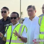 Minister of Energy and Mineral Resources (ESDM) Bahlil Lahadalia (second left) attends the inauguration of PT Sumber Aneka Gas' Mini LNG Plant in Tuban, East Java, on Thursday (June 25, 2026). Antara Photo
