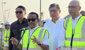 Minister of Energy and Mineral Resources (ESDM) Bahlil Lahadalia (second left) attends the inauguration of PT Sumber Aneka Gas' Mini LNG Plant in Tuban, East Java, on Thursday (June 25, 2026). Antara Photo