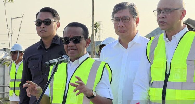 Minister of Energy and Mineral Resources (ESDM) Bahlil Lahadalia (second left) attends the inauguration of PT Sumber Aneka Gas' Mini LNG Plant in Tuban, East Java, on Thursday (June 25, 2026). Antara Photo