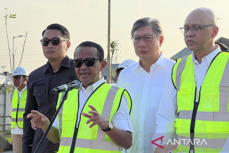 Minister of Energy and Mineral Resources (ESDM) Bahlil Lahadalia (second left) attends the inauguration of PT Sumber Aneka Gas' Mini LNG Plant in Tuban, East Java, on Thursday (June 25, 2026). Antara Photo