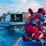 Petugas mengevakuasi kapal karam di perairan Pulau Panggang, Sabtu (13/6/2026). Foto Antara
