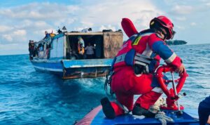 Petugas mengevakuasi kapal karam di perairan Pulau Panggang, Sabtu (13/6/2026). Foto Antara