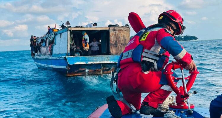 Petugas mengevakuasi kapal karam di perairan Pulau Panggang, Sabtu (13/6/2026). Foto Antara