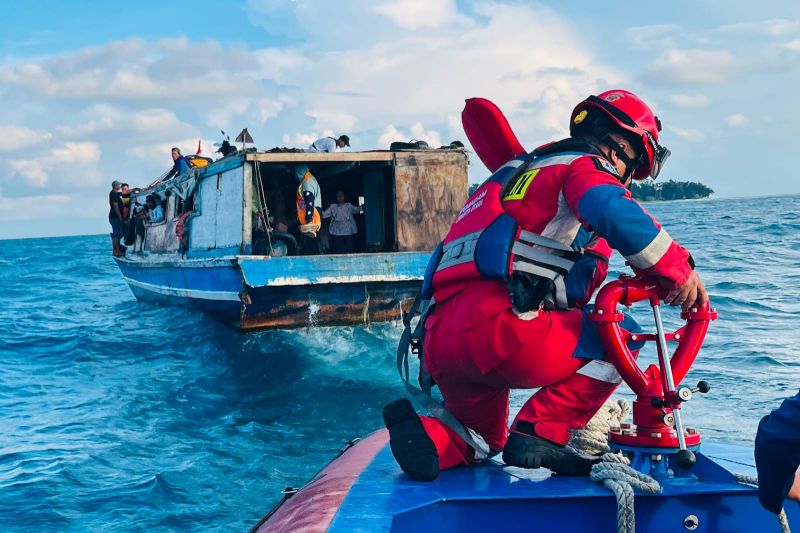 Petugas mengevakuasi kapal karam di perairan Pulau Panggang, Sabtu (13/6/2026). Foto Antara Petugas mengevakuasi kapal karam di perairan Pulau Panggang, Sabtu (13/6/2026). Foto Antara