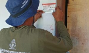 Petugas Suku Dinas Lingkungan Hidup Kabupaten Kepualan Seribu memasang stiker di rumah penduduk yang melakukan pemilahan sampah dari sumber. Foto Antara Petugas Suku Dinas Lingkungan Hidup Kabupaten Kepualan Seribu memasang stiker di rumah penduduk yang melakukan pemilahan sampah dari sumber. Foto Antara