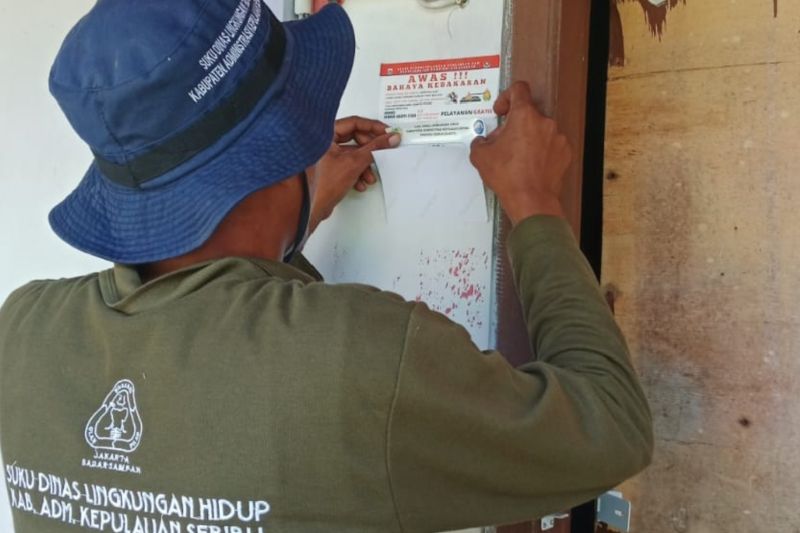 Petugas Suku Dinas Lingkungan Hidup Kabupaten Kepualan Seribu memasang stiker di rumah penduduk yang melakukan pemilahan sampah dari sumber. Foto Antara Petugas Suku Dinas Lingkungan Hidup Kabupaten Kepualan Seribu memasang stiker di rumah penduduk yang melakukan pemilahan sampah dari sumber. Foto Antara