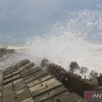 Ilustrasi - Gelombang tinggi air laut menghantam tanggul pemecah ombak di pesisir. Foto Antara