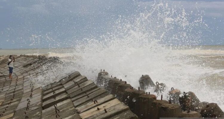 Ilustrasi - Gelombang tinggi air laut menghantam tanggul pemecah ombak di pesisir. Foto Antara