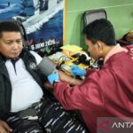 Komandan Kodaeral VI Laksamana Muda TNI Andi Abdul Aziz saat ikut donor darah di atas KRI Teluk Kupang-519 di Makassar, Sabtu (6/6/2026). Foto Antara