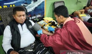 Komandan Kodaeral VI Laksamana Muda TNI Andi Abdul Aziz saat ikut donor darah di atas KRI Teluk Kupang-519 di Makassar, Sabtu (6/6/2026). Foto Antara Komandan Kodaeral VI Laksamana Muda TNI Andi Abdul Aziz saat ikut donor darah di atas KRI Teluk Kupang-519 di Makassar, Sabtu (6/6/2026). Foto Antara