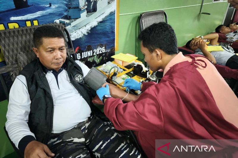 Komandan Kodaeral VI Laksamana Muda TNI Andi Abdul Aziz saat ikut donor darah di atas KRI Teluk Kupang-519 di Makassar, Sabtu (6/6/2026). Foto Antara Komandan Kodaeral VI Laksamana Muda TNI Andi Abdul Aziz saat ikut donor darah di atas KRI Teluk Kupang-519 di Makassar, Sabtu (6/6/2026). Foto Antara