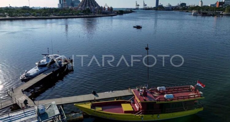 "Pete-pete" (transportasi umum) laut bersandar di Dermaga Tugu MNEK, Makassar, Sulawesi Selatan, Senin (8/6/2026). Foto Antara