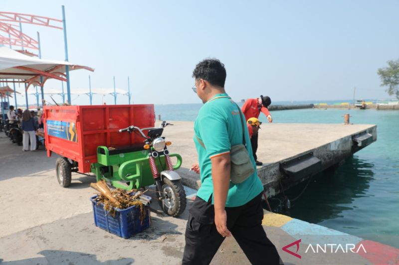 Pemerintah Kabupaten (Pemkab) Kepulauan Seribu menghadirkan dua ikon lingkungan bernama Bang Libra dan Mpo Lisa sebagai inovasi baru dalam mengedukasi masyarakat terkait pengelolaan sampah, Jumat (12/6/2026). Foto Antara