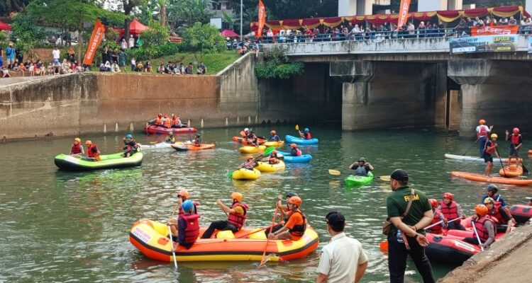 Lomba dayung kolaborasi Siswa Pecinta Alam (Sispala) dan Pemerintah Kota Jakarta Timur di Banjir Kanal Timur (BKT), Duren Sawit, Jakarta Timur, Jumat (26/6/2026). Foto Antara