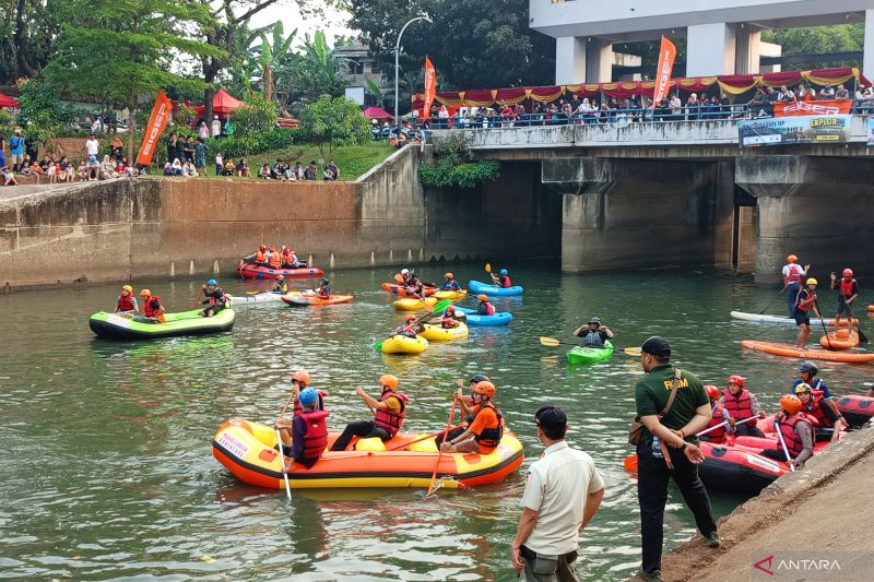 Lomba dayung kolaborasi Siswa Pecinta Alam (Sispala) dan Pemerintah Kota Jakarta Timur di Banjir Kanal Timur (BKT), Duren Sawit, Jakarta Timur, Jumat (26/6/2026). Foto Antara
