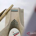 Arsip foto - Rudal-rudal yang diproduksi oleh angkatan bersenjata Iran untuk industri pertahanan dipamerkan, sementara pertunjukan paramotor yang menampilkan bendera Iran berlangsung, selama perayaan peringatan ke-47 revolusi 1979 yang dipimpin oleh Ayatollah Ruhollah Khomeini, ketika ratusan warga berkumpul di Lapangan Azadi Teheran, Iran, pada 11 Februari 2026. Foto Antara