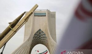 Arsip foto - Rudal-rudal yang diproduksi oleh angkatan bersenjata Iran untuk industri pertahanan dipamerkan, sementara pertunjukan paramotor yang menampilkan bendera Iran berlangsung, selama perayaan peringatan ke-47 revolusi 1979 yang dipimpin oleh Ayatollah Ruhollah Khomeini, ketika ratusan warga berkumpul di Lapangan Azadi Teheran, Iran, pada 11 Februari 2026. Foto Antara Arsip foto - Rudal-rudal yang diproduksi oleh angkatan bersenjata Iran untuk industri pertahanan dipamerkan, sementara pertunjukan paramotor yang menampilkan bendera Iran berlangsung, selama perayaan peringatan ke-47 revolusi 1979 yang dipimpin oleh Ayatollah Ruhollah Khomeini, ketika ratusan warga berkumpul di Lapangan Azadi Teheran, Iran, pada 11 Februari 2026. Foto Antara