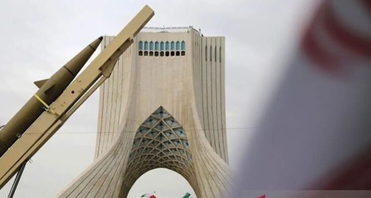 Arsip foto - Rudal-rudal yang diproduksi oleh angkatan bersenjata Iran untuk industri pertahanan dipamerkan, sementara pertunjukan paramotor yang menampilkan bendera Iran berlangsung, selama perayaan peringatan ke-47 revolusi 1979 yang dipimpin oleh Ayatollah Ruhollah Khomeini, ketika ratusan warga berkumpul di Lapangan Azadi Teheran, Iran, pada 11 Februari 2026. Foto Antara