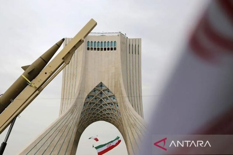 Arsip foto - Rudal-rudal yang diproduksi oleh angkatan bersenjata Iran untuk industri pertahanan dipamerkan, sementara pertunjukan paramotor yang menampilkan bendera Iran berlangsung, selama perayaan peringatan ke-47 revolusi 1979 yang dipimpin oleh Ayatollah Ruhollah Khomeini, ketika ratusan warga berkumpul di Lapangan Azadi Teheran, Iran, pada 11 Februari 2026. Foto Antara Arsip foto - Rudal-rudal yang diproduksi oleh angkatan bersenjata Iran untuk industri pertahanan dipamerkan, sementara pertunjukan paramotor yang menampilkan bendera Iran berlangsung, selama perayaan peringatan ke-47 revolusi 1979 yang dipimpin oleh Ayatollah Ruhollah Khomeini, ketika ratusan warga berkumpul di Lapangan Azadi Teheran, Iran, pada 11 Februari 2026. Foto Antara