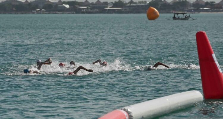 Sejumlah perenang memacu kecepatan saat mengikuti Kejuaraan Asia Renang Perairan Terbuka atau Asian Open Water Swimming (OWS) Championship 2026 nomor 5 kilometer putra di Jimbaran, Badung, Bali, Sabtu (13/6/2026). Foto Antara
