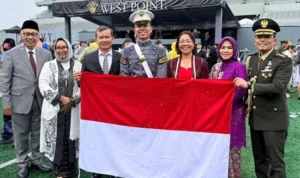 Letnan Dua (Inf) Roosevelt Purba dilantik sebagai perwira di Akademi Militer AS, West Point. Foto Dinas Penerangan TNI AD.