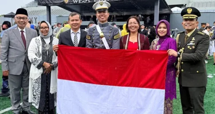 Letnan Dua (Inf) Roosevelt Purba dilantik sebagai perwira di Akademi Militer AS, West Point. Foto Dinas Penerangan TNI AD.